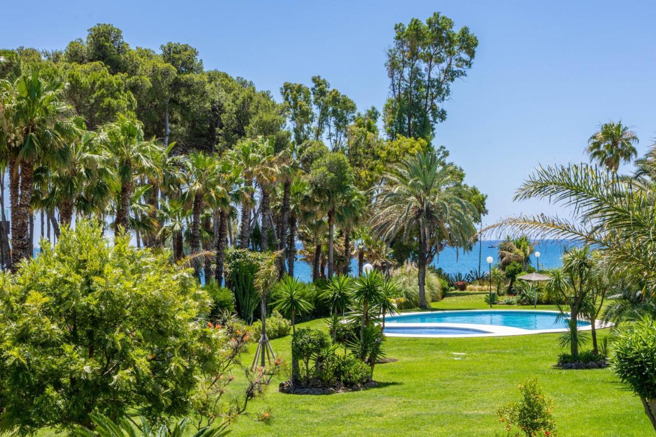 Spacious Beachfront Town House In Estepona With Fully Equipped Kitchen, Pools, Garden, Sea View Zewnętrze zdjęcie