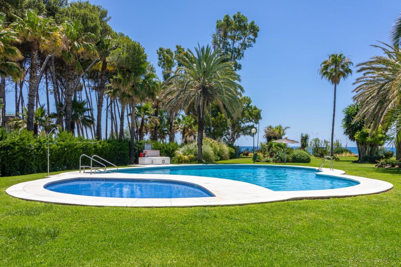 Spacious Beachfront Town House In Estepona With Fully Equipped Kitchen, Pools, Garden, Sea View Zewnętrze zdjęcie